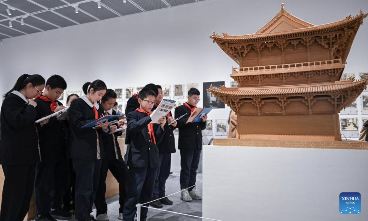 性的背景下